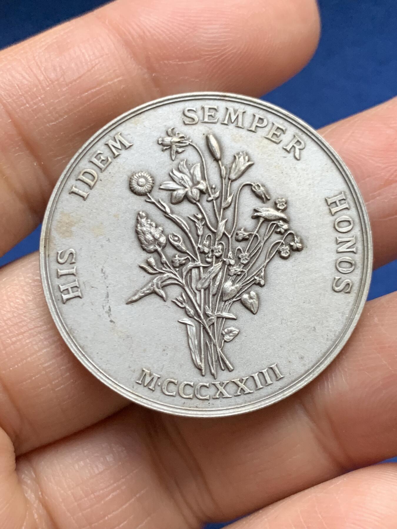 《竞宝斋》第465场 周日，周一，周二，3场连拍 （全场包邮）欢迎送拍 法国1823年图卢兹花卉节银质jeton，女诗人克莱蒙·伊索尔，22.7g，35.4mm，丰饶角1argent边铭