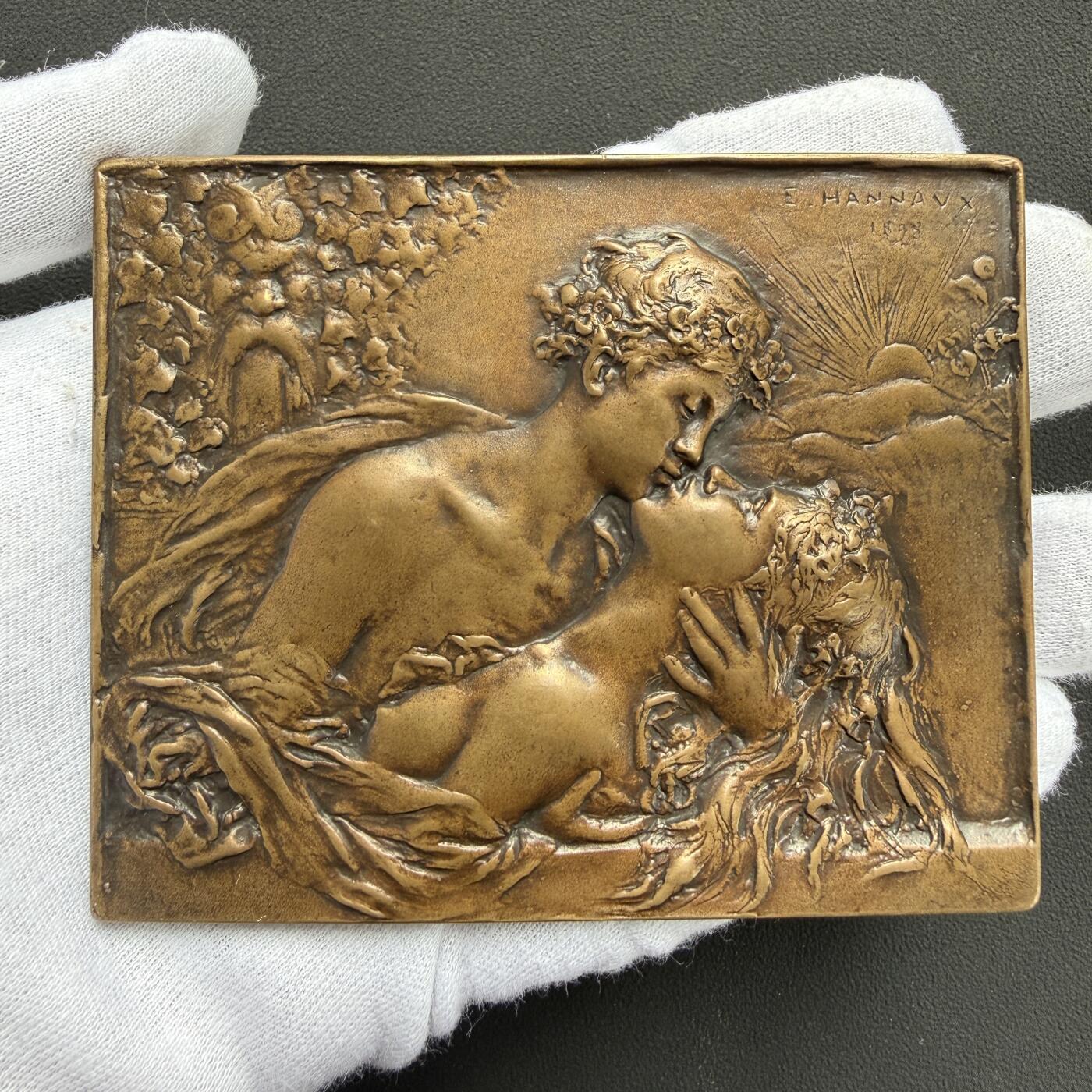 「木头集藏」“ 新岁撷珍”——章牌精品专场！ E. HANNAUX～1898年法国 拥抱的情侣 新艺术浇铸大铜章， 尺寸：: 94  × 74 mm ，120.3 g，法国雕刻大师埃马纽埃尔·汉诺（Emmanuel Hannaux，1855–1934）。 法国巴黎奥赛博物馆馆藏同款。  画面为一对情侣紧紧相拥，甜蜜激吻。右上角作者署名及创作时间，中文为“埃马纽埃尔·汉诺，1898年”。 少见爱情题材浇铸大铜章，唯美！