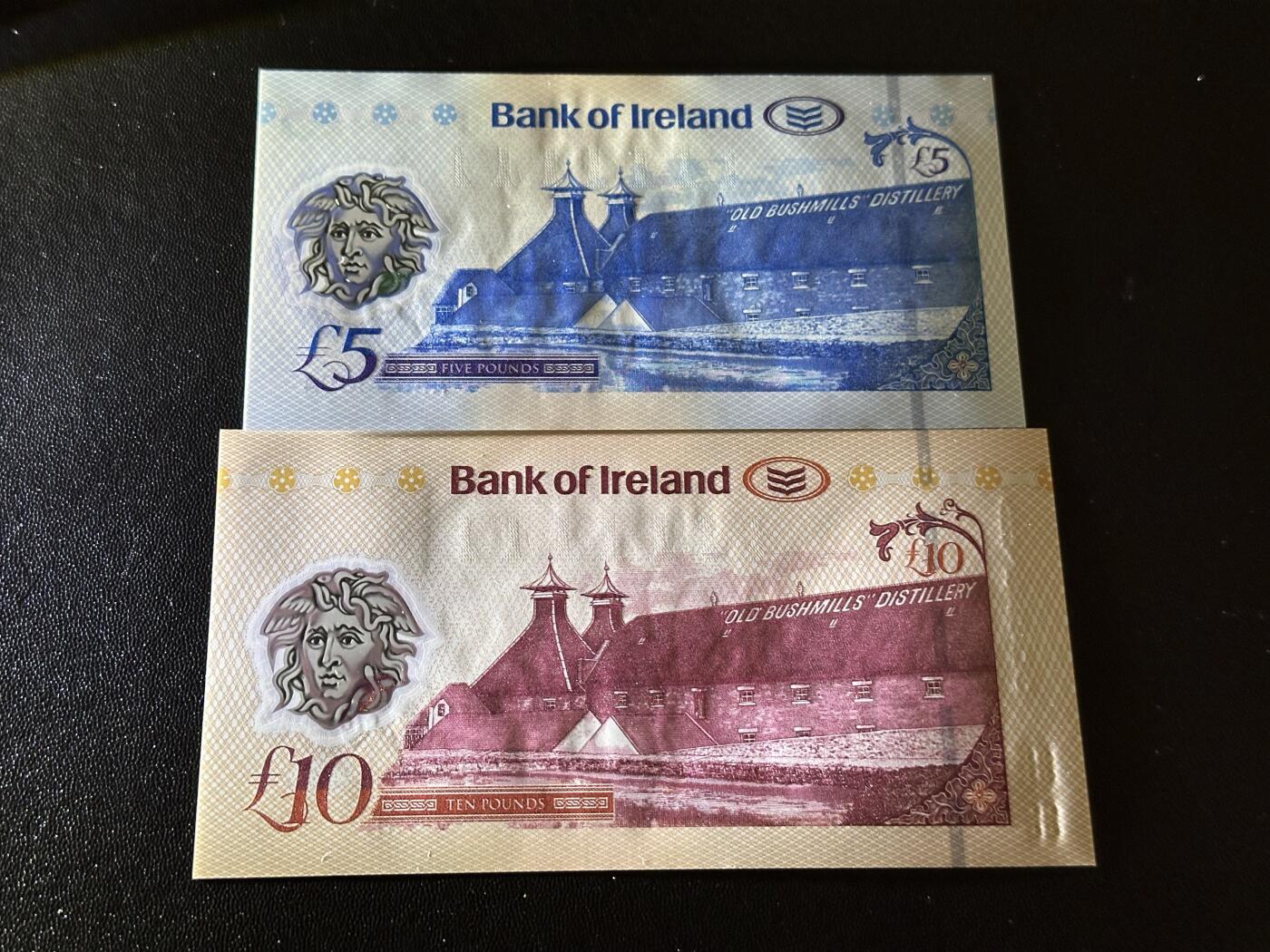 《外钞收藏家》第六百零八期（精选场）（本平台长期征集拍品、欢迎藏友们联系合作） 2017年爱尔兰5和10镑 2张一起 全新UNC 都是靓号