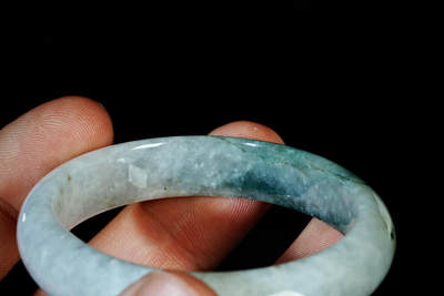 上海都达杂项专场四十七【全场包邮】  天然冰糯种带绿翡翠（A货）蛋形手镯 附鉴定证书天然冰糯种带绿翡翠（A货）蛋形手镯 附鉴定证书90-41