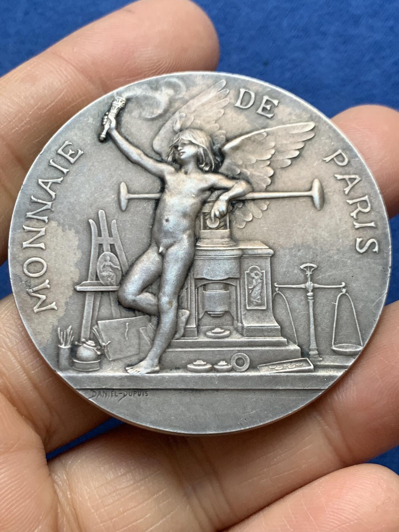 《竞宝斋》第465场 周日，周一，周二，3场连拍 （全场包邮）欢迎送拍 法国D.Dupuis巴黎造币厂银章，云端天使，58.15g，49.8mm，丰饶角边铭