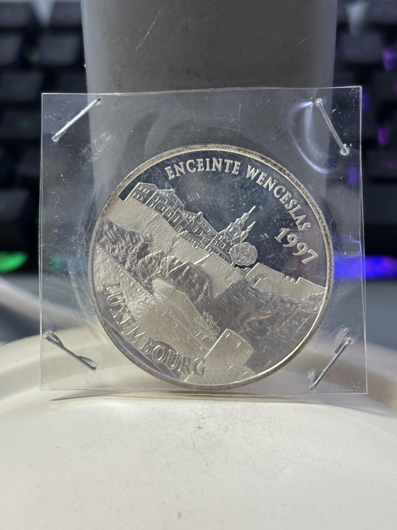 第190期拍卖 法国1997年100法郎/15欧元双面值精制银币 欧洲著名地表-卢森堡瓦茨拉夫城墙 22.2克900银 发行量：2万 带证