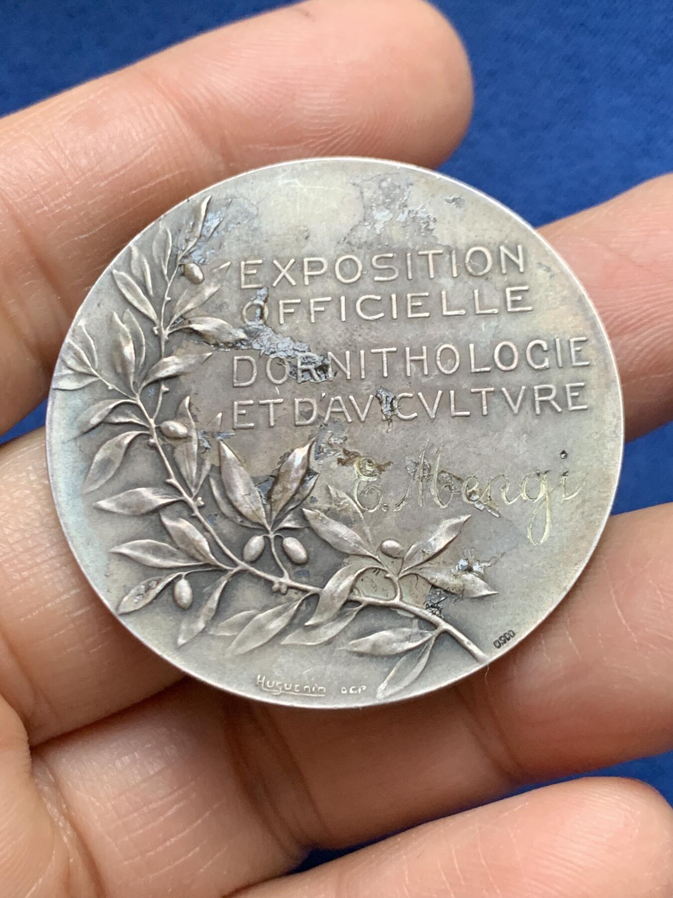 《竞宝斋》第465场 周日，周一，周二，3场连拍 （全场包邮）欢迎送拍 法国1922年金鸡报晓银章，39.6mm，23.05g，老五彩包浆，光边，鸡身上的羽毛栩栩如生。