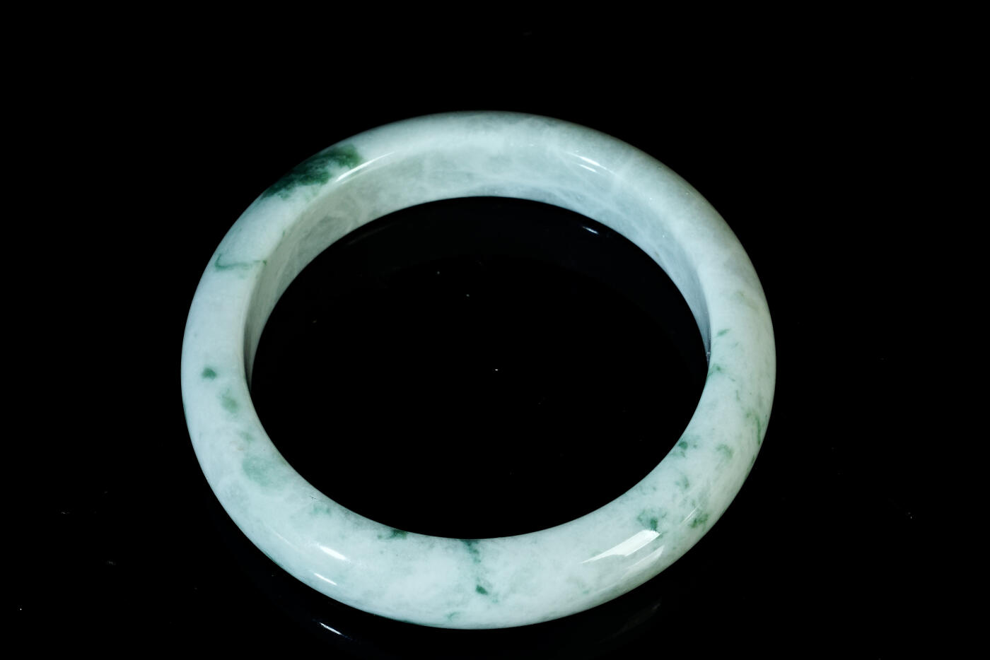 上海都达杂项专场二十一（全场包邮） 天然冰糯种飘绿翡翠（A货）贵妃手镯 附鉴定证书90-49