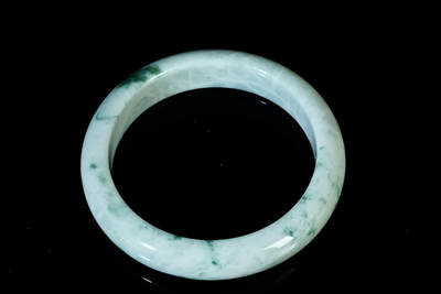 上海都达杂项专场四十七【全场包邮】  天然冰糯种飘绿翡翠（A货）贵妃手镯 附鉴定证书90-49