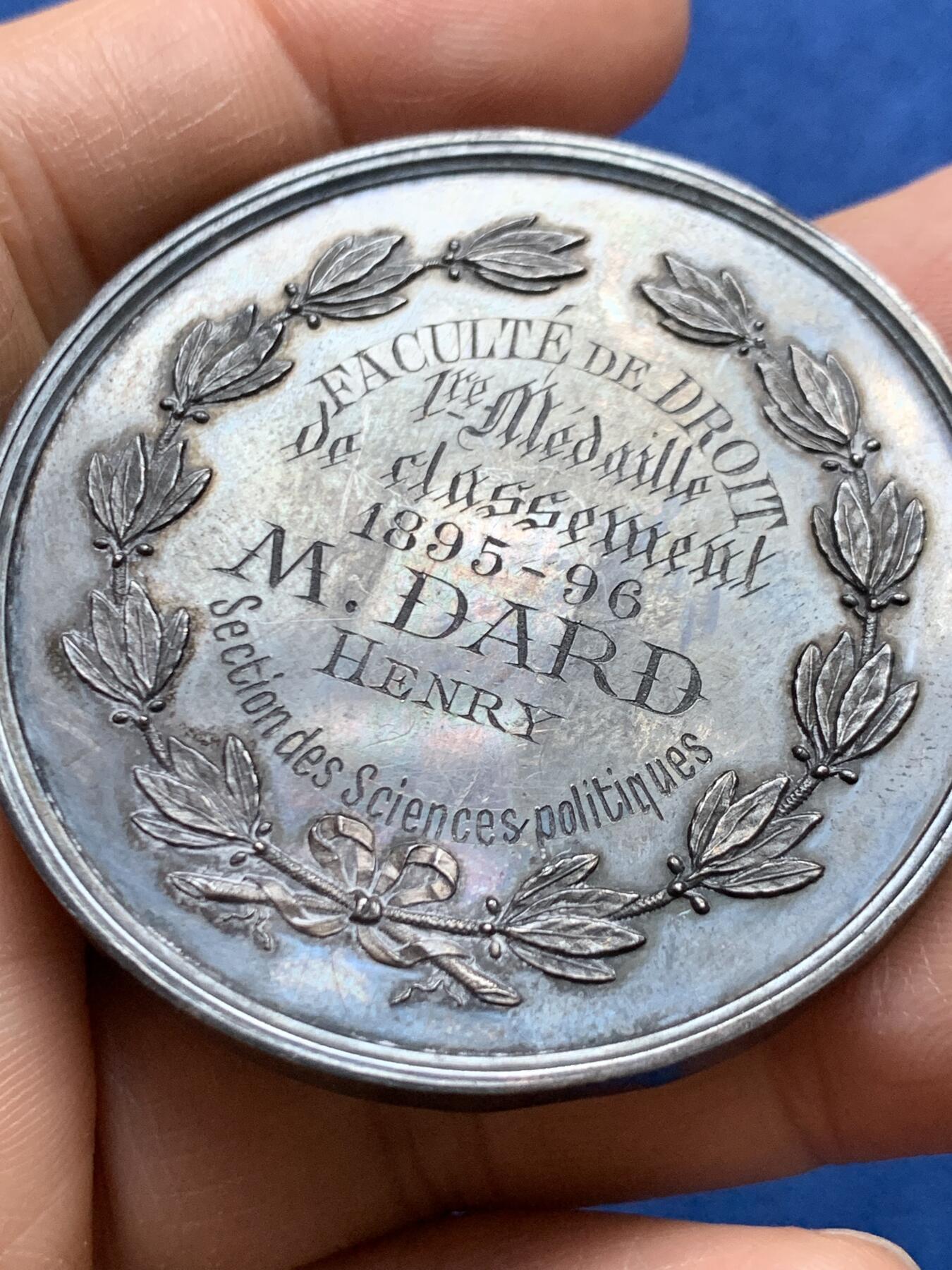 《竞宝斋》第465场 周日，周一，周二，3场连拍 （全场包邮）欢迎送拍 法国1895年法学与政治学系银章，64.5g，49.8mm，丰饶角边铭，边有轻磕