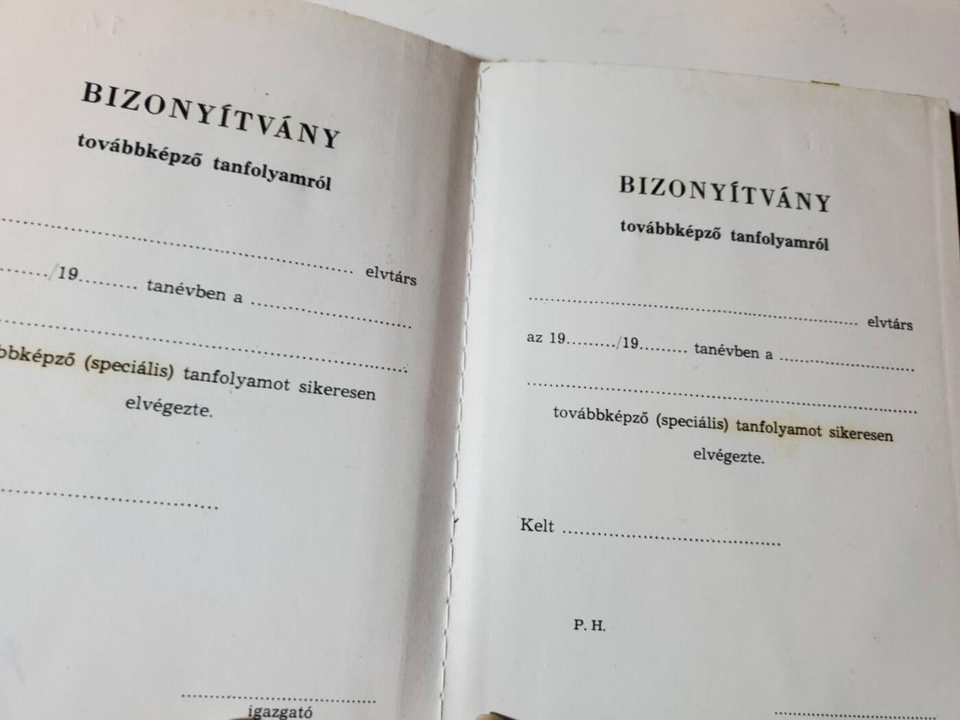 韵星假日军品类拍卖第三十九期暨默多克中校夫妇专场 -- Rimey Holidays Militaria Auction 39 & The Modoks Collection  匈牙利社会主义共和国默多克夫人匈牙利劳动党马克思大学修业证书，中等政治教育证书一套
