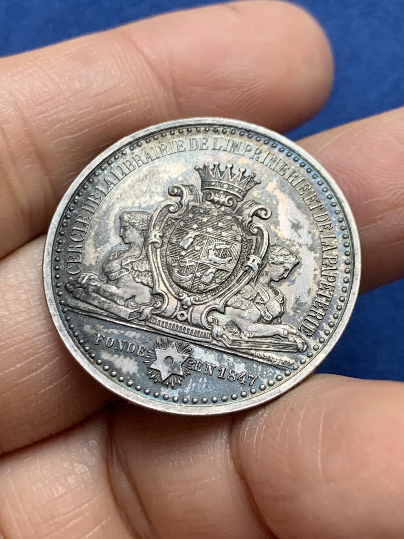 《竞宝斋》第465场 周日，周一，周二，3场连拍 （全场包邮）欢迎送拍 法国巴黎书商、印刷和文具协会银质代币，书商和印刷商的手臂由狮身人面的格里芬守护，11.83g，31mm，丰饶角边铭