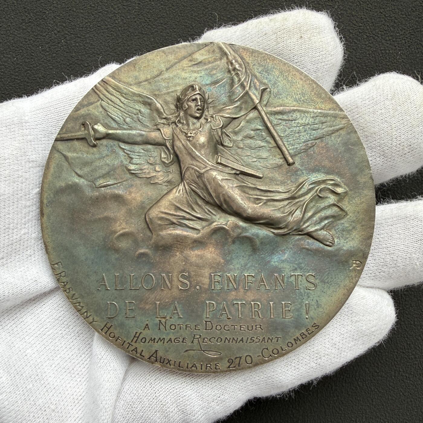 「木头集藏」“ 新岁撷珍”——章牌精品专场！ Félix Rasumny～法国一战战地医疗纪念镀银大铜章 ，直径：68 mm，120.2 g。正面为玛丽安娜头像，刊“祖国”铭文和章牌师签名；背面为巴黎凯旋门其中一组浮雕“马赛曲”上，高举法国三色旗，挥剑激励战士们前进的玛丽安娜像。