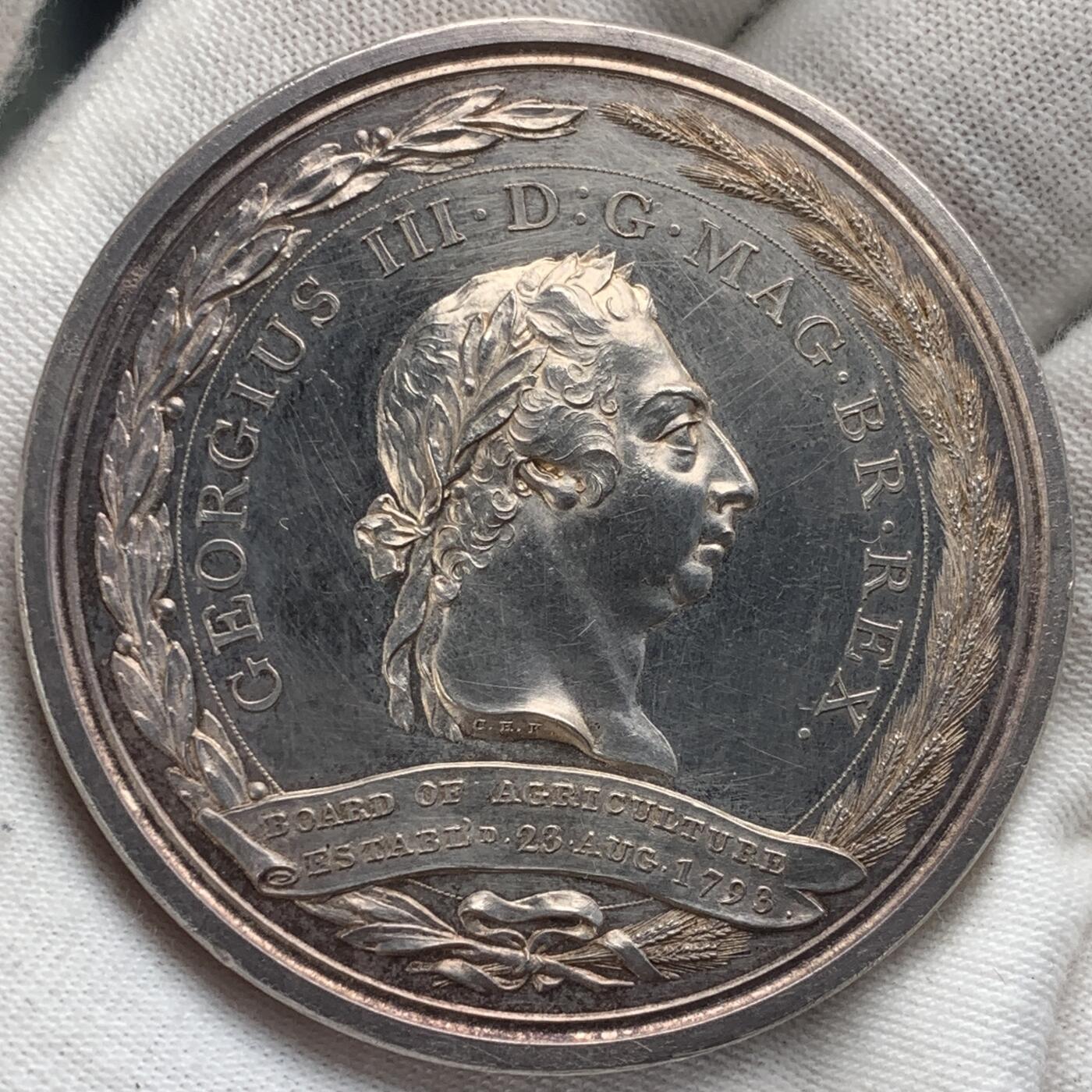 掌中浮雕-藏着的欧洲第052场 1801年英国农业委员会银奖章 ，48mm, 62g。C.H.kuchler雕刻。边缘刻获奖人：Mr Josh.Atkinson, 极罕！