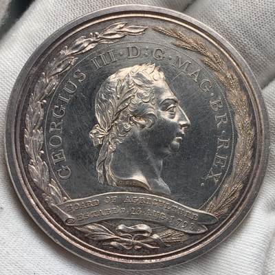 掌中浮雕-藏着的欧洲第052场 - 1801年英国农业委员会银奖章 ，48mm, 62g。C.H.kuchler雕刻。边缘刻获奖人：Mr Josh.Atkinson, 极罕！