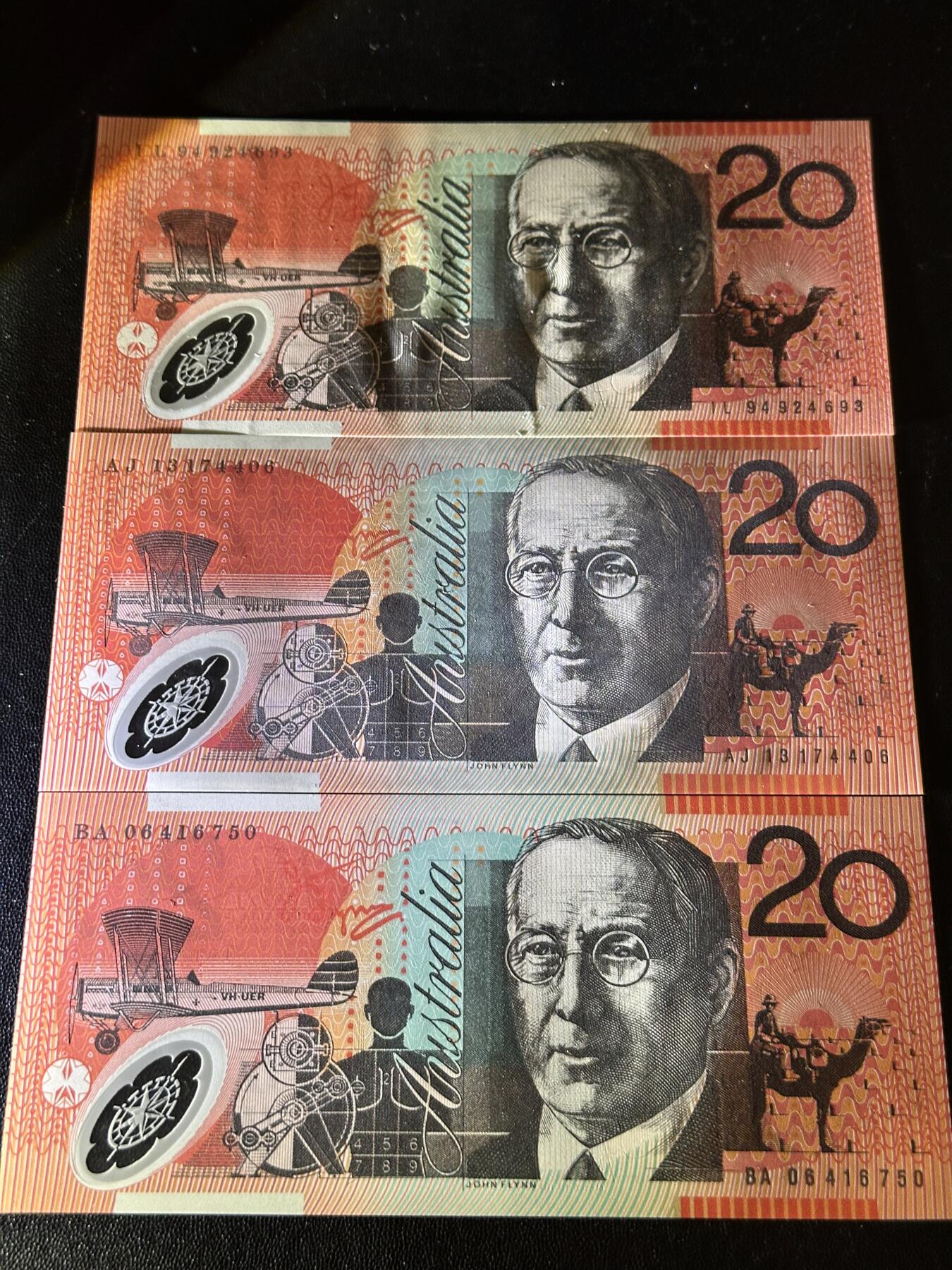 《外钞收藏家》第六百零八期（精选场）（本平台长期征集拍品、欢迎藏友们联系合作） 澳大利亚20元 3个年份3个签名一起 全新UNC