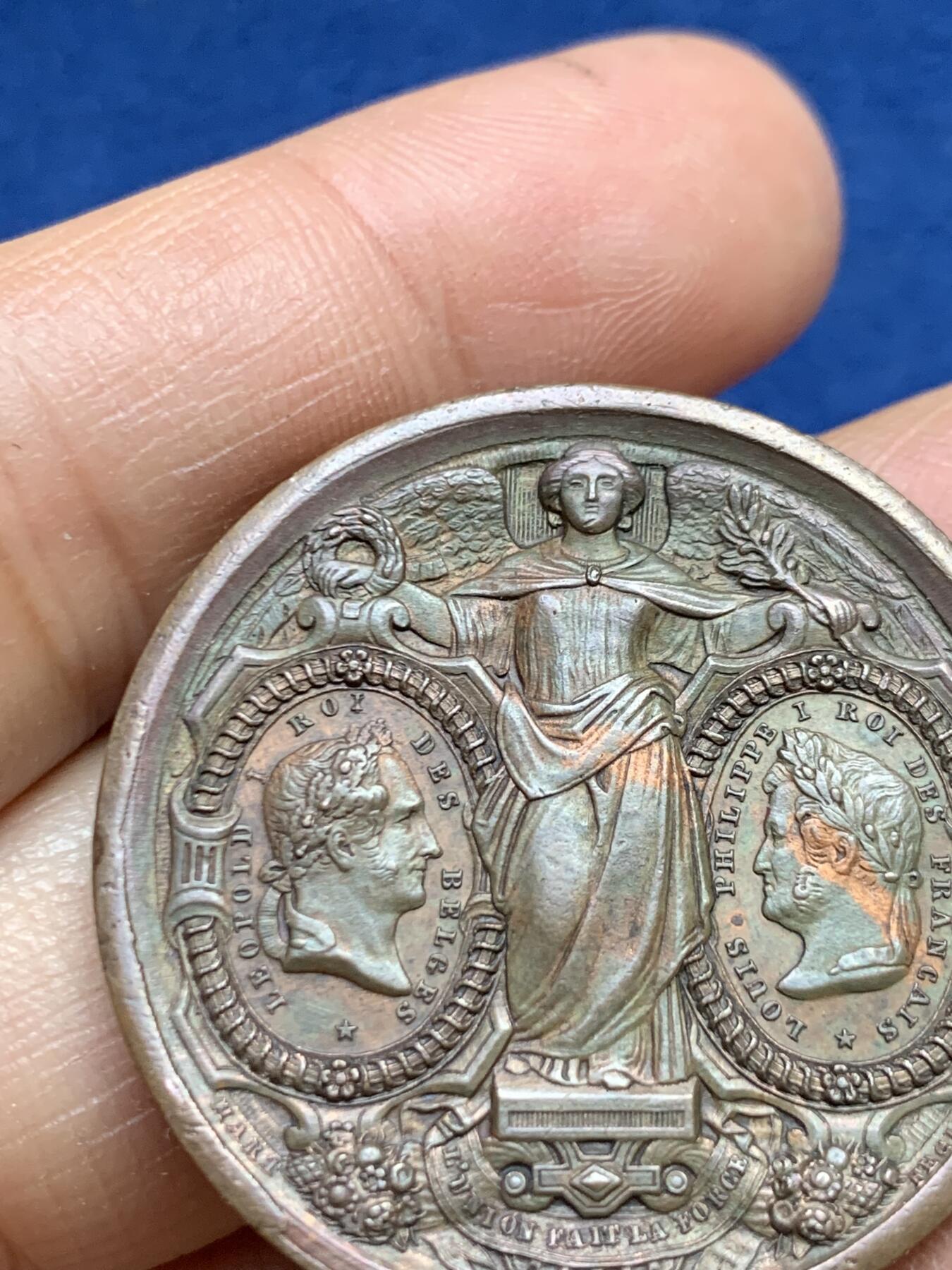 《竞宝斋》第465场 周日，周一，周二，3场连拍 （全场包邮）欢迎送拍 比利时布鲁塞尔-法国巴黎铁路通车纪念铜章，正面是两个国家的国王利奥波德一世与路易·菲利普一世，背后的两个女神手持代表两个地区的徽章盾牌，29.37g，35.9mm