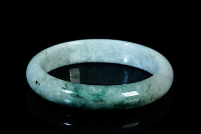 上海都达杂项专场二十一（全场包邮） - 天然冰糯种带绿翡翠（A货）蛋形手镯 附鉴定证书天然冰糯种带绿翡翠（A货）蛋形手镯 附鉴定证书90-41