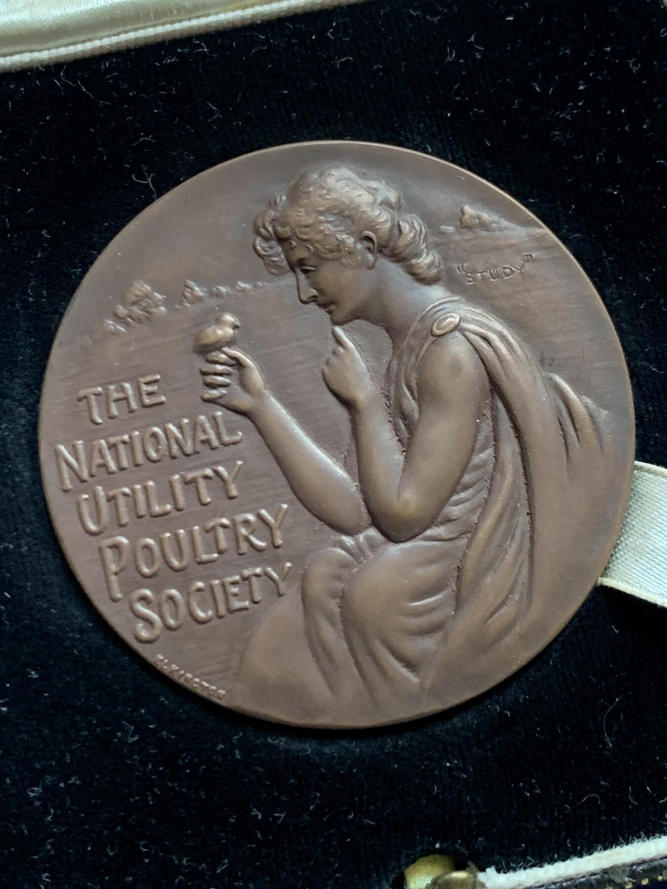 《竞宝斋》第465场 周日，周一，周二，3场连拍 （全场包邮）欢迎送拍 英国国家实用家禽协会铜章，55.55克，50.5mm，带盒。