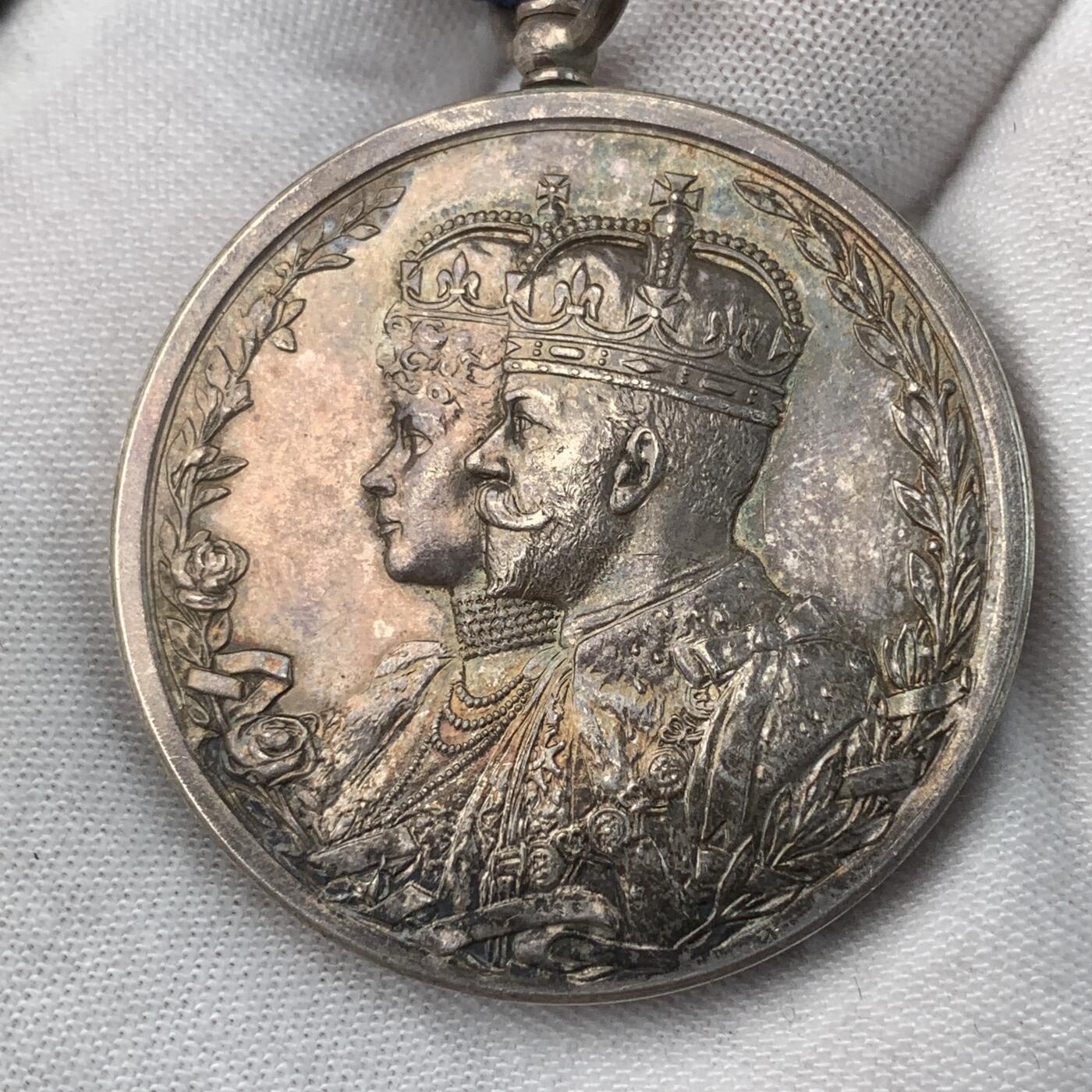 掌中浮雕-藏着的欧洲第052场 1911年英国乔治五世德里杜尔巴银制奖章，40mm，40g，1911年设立，纪念乔治五世在德里杜巴被宣布为印度皇帝，颁发量：26800枚