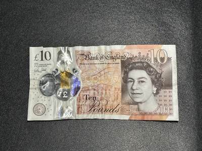 《外钞收藏家》第六百零八期（精选场）（本平台长期征集拍品、欢迎藏友们联系合作） - 英国女王版塑料钞10镑 首发AA01冠 无47 战损版品相