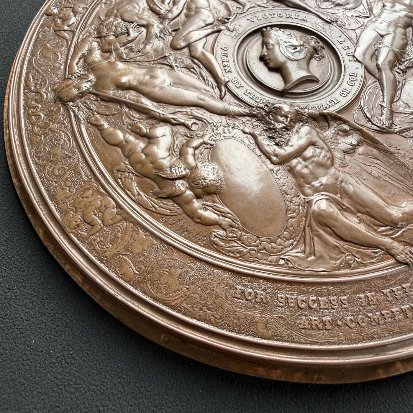 「木头集藏」“ 新岁撷珍”——章牌精品专场！ Antoine Vechte～1857年英国国家艺术竞赛铜奖章，直径: 144mm ，由英国科学与艺术部（Science and Art Department）委托制作。 英格兰女王维多利亚蒙神感恩 1857年 为在全国艺术竞赛中取得成功者颁奖 ，百年前欧洲章牌大师高超的雕刻和铸造工艺确实精湛，在具体细节上体现得淋漓尽致。品相非常好！细腻柔顺的棕褐色包浆宛如一块诱人的极品巧克力。