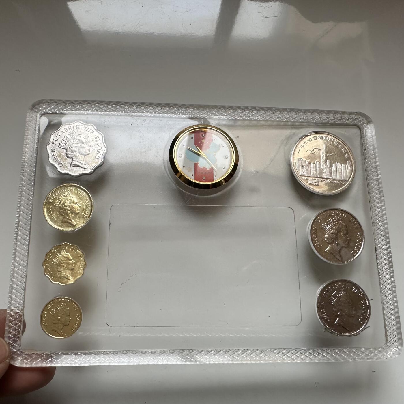 🌹外币初藏🌹🐯2026年第16场 快递将在12号停运 年前需发货的抓紧 ，年后正月十五恢复发货 香港回归钱币纪念套装 包含一只定制纪念表