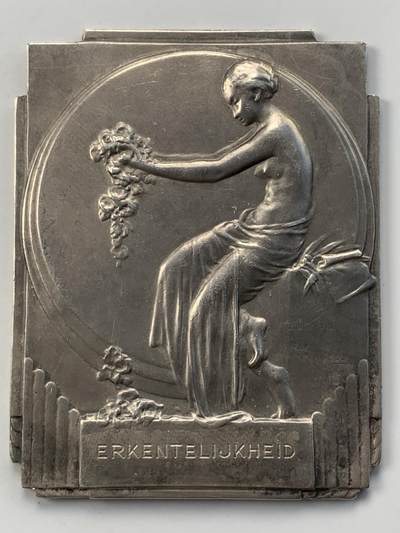 掌中浮雕-藏着的欧洲第052场 - 比利时新艺术花神系列之《捧花少女》异形清凉大银章，62x80mm  ，154.3g，作者: A LF. MAUQUOY