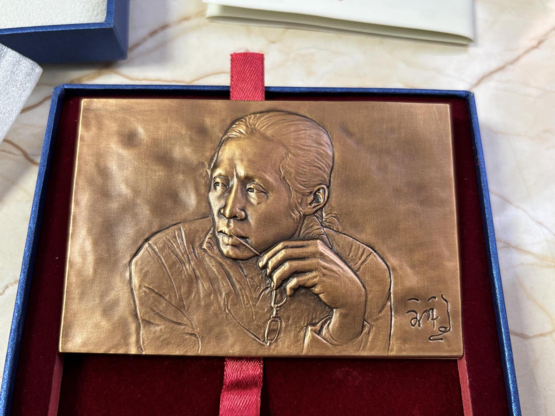 第190期拍卖 北京2008年刘溢油画纪念黄铜大铜章，尺寸100*67毫米，重422克