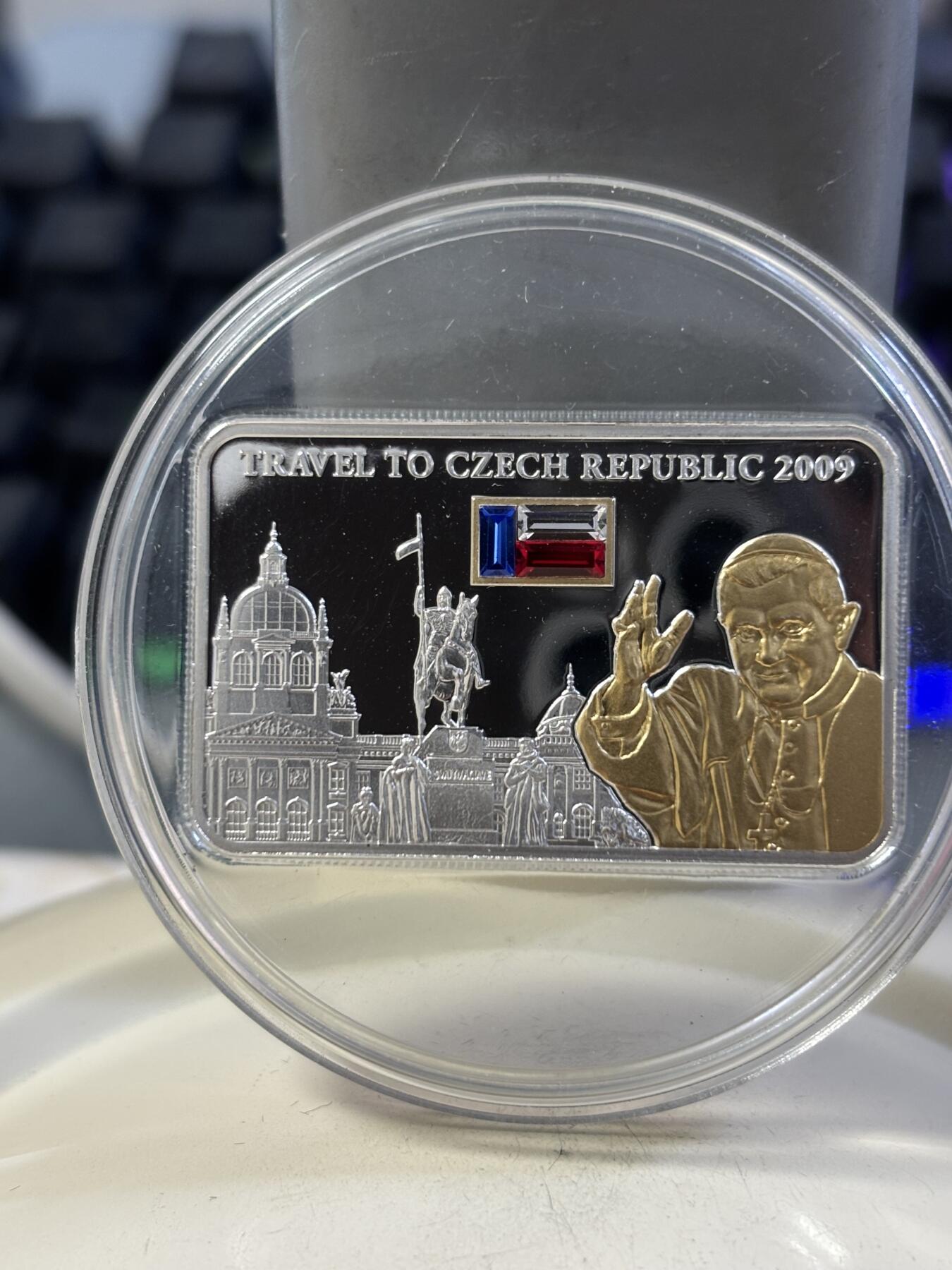 第190期拍卖 库克2009年5元镶水晶部分镀金方形精制银币 教皇系列-捷克之行 25克999银 发行量：2500枚，有丝痕