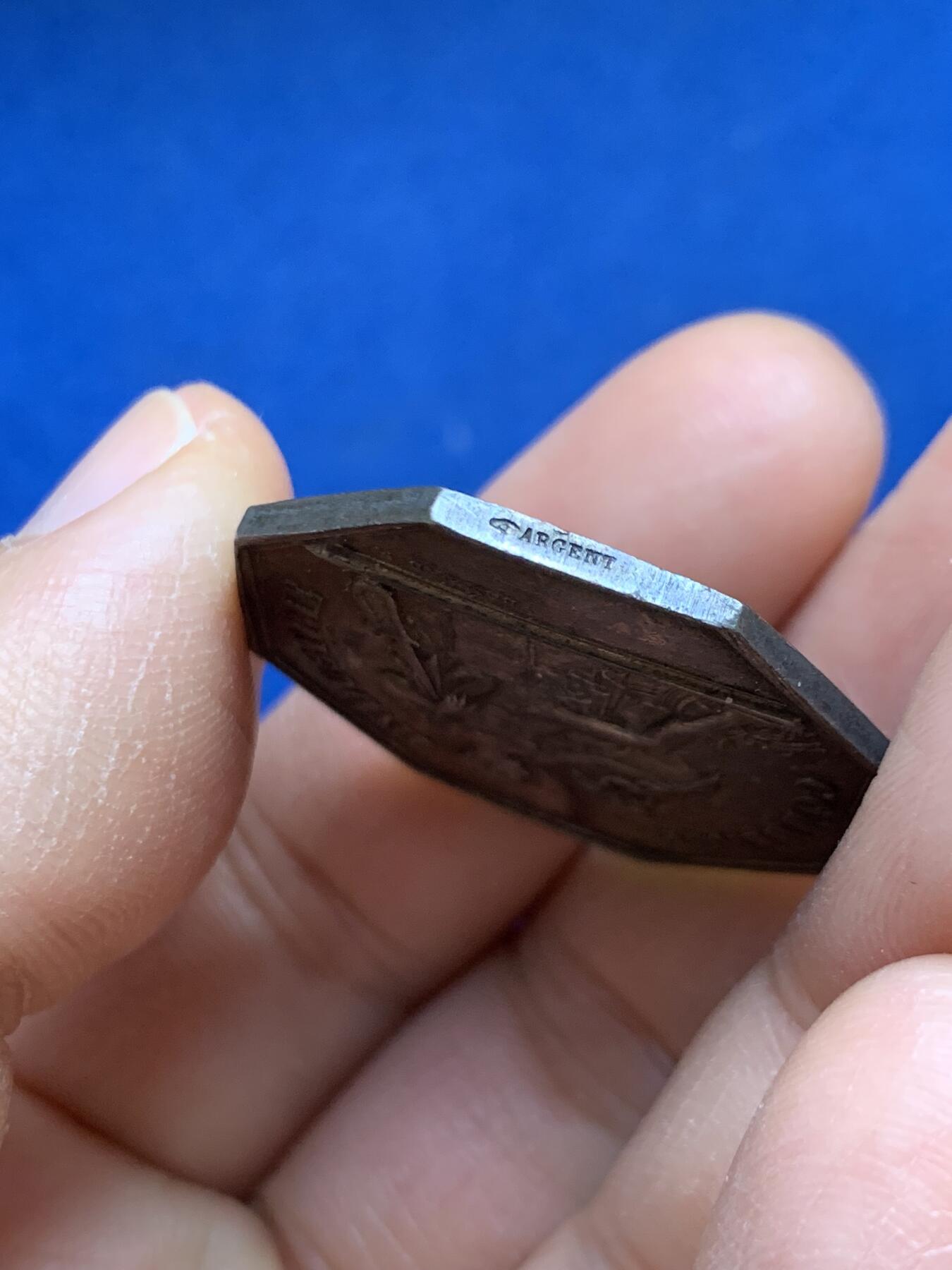 《竞宝斋》第465场 周日，周一，周二，3场连拍 （全场包邮）欢迎送拍 法国八角银章，政府专员，12.42g，30.8mm，手指边铭