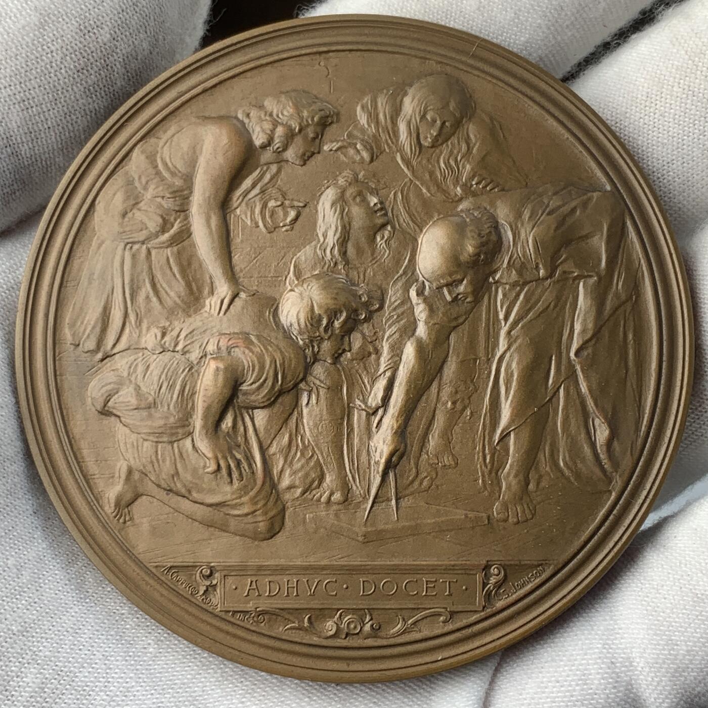 掌中浮雕-藏着的欧洲第052场 1906年意大利米兰理工学院50周年纪念铜章，67mm，原盒，背面场景：拉斐尔名画《雅典学院》局部