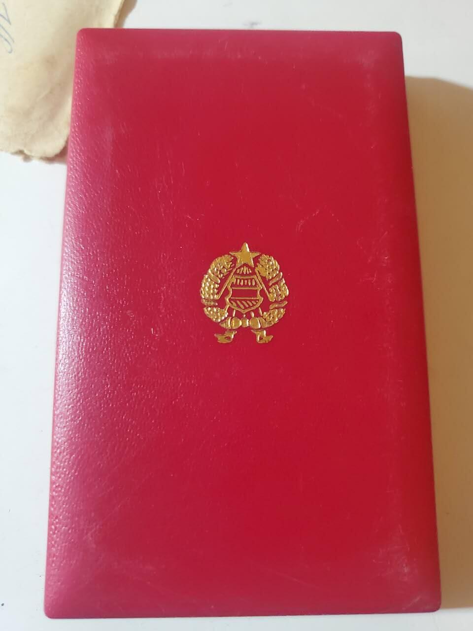 韵星假日军品类拍卖第三十九期暨默多克中校夫妇专场 -- Rimey Holidays Militaria Auction 39 & The Modoks Collection  匈牙利人民共和国默多克中校特级社会主义建设旅奖章带mini盒、证书一套 和军官证 军官证书非常稀少