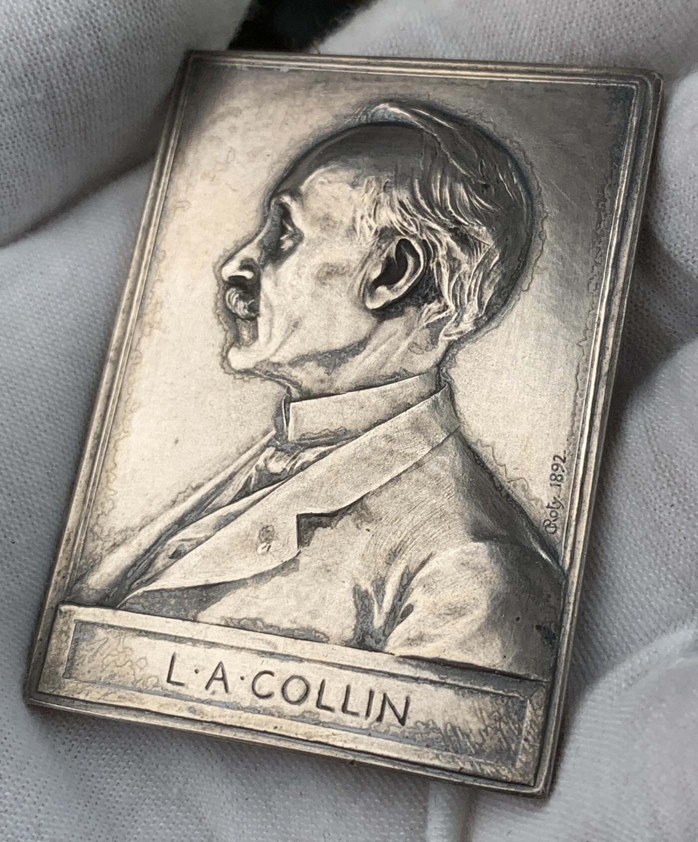 掌中浮雕-藏着的欧洲第052场 1892年法国镀银铜章， 43.4x59.4mm，O.roty雕刻，纪念医学家 L. A. Collin。