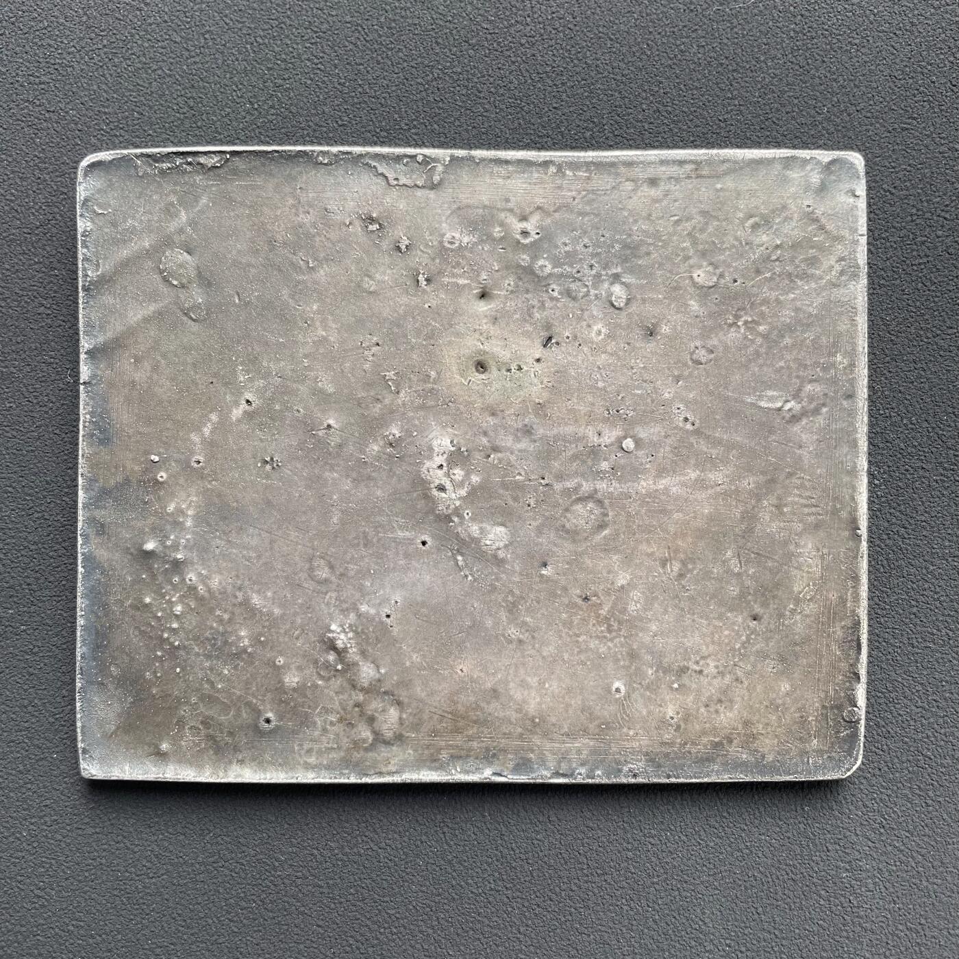 「木头集藏」“ 新岁撷珍”——章牌精品专场！ E. HANNAUX～1898年法国 拥抱的情侣 新艺术浇铸镀银大铜章， 尺寸：94 × 76mm ，138.5 g，法国雕刻大师埃马纽埃尔·汉诺（Emmanuel Hannaux，1855–1934）。 法国巴黎奥赛博物馆馆藏同款。  画面为一对情侣紧紧相拥，甜蜜激吻。右上角作者署名及创作时间，中文为“埃马纽埃尔·汉诺，1898年”。 少见爱情题材浇铸大铜章，唯美！