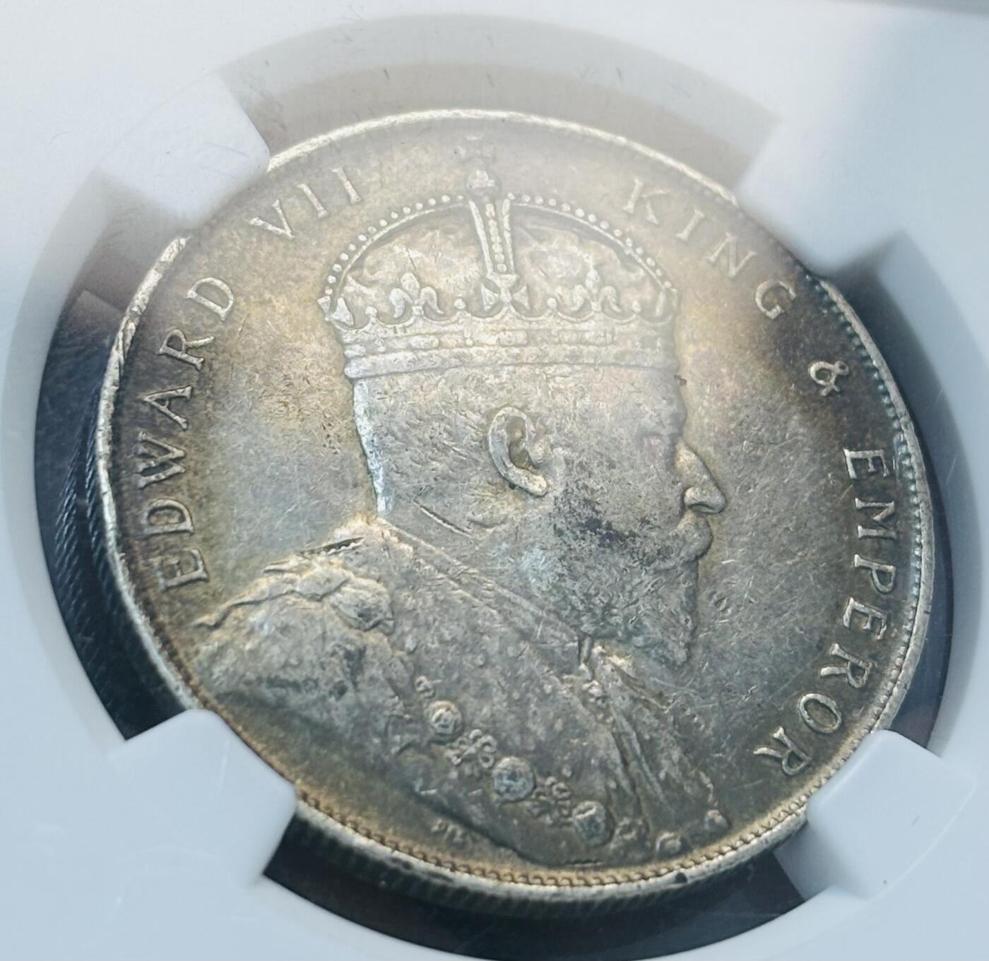 【金马踏春，泉马奔腾】2026 年新年贺岁场，（定于年初五接财神截拍）祝各位老板马到成功，马上有钱，愿岁岁平安喜乐顺遂 1908 年英属海峡殖民地爱德华七世一元银元 NGC 评级 XF45 分，原汁原味流通包浆，本身发行年份也不多，一直受到众多藏友追捧热门品种