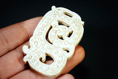 上海都达杂项专场四十七【全场包邮】  鸡骨白龙形玉佩90-29