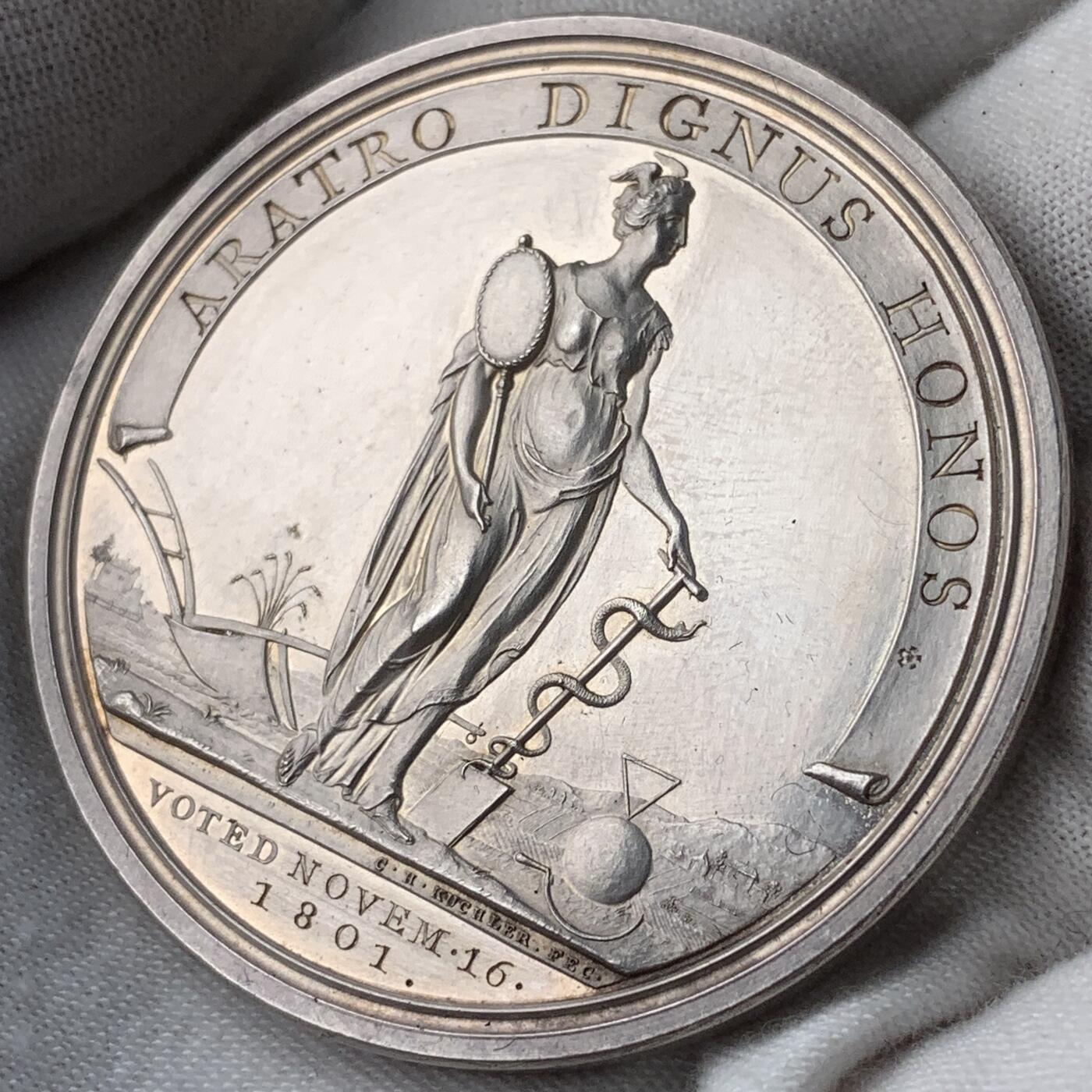 掌中浮雕-藏着的欧洲第052场 1801年英国农业委员会银奖章 ，48mm, 62g。C.H.kuchler雕刻。边缘刻获奖人：Mr Josh.Atkinson, 极罕！