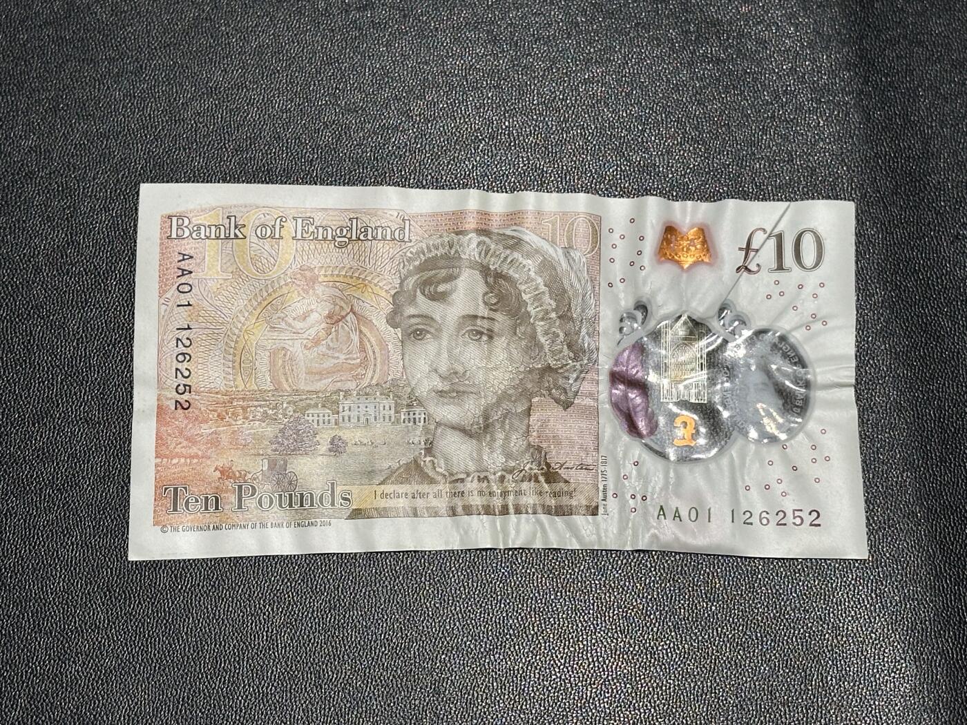 《外钞收藏家》第六百零八期（精选场）（本平台长期征集拍品、欢迎藏友们联系合作） 英国女王版塑料钞10镑 首发AA01冠 无47 战损版品相