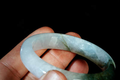 上海都达杂项专场四十七【全场包邮】  天然冰种带绿翡翠（A货）贵妃手镯 附鉴定证书90-48