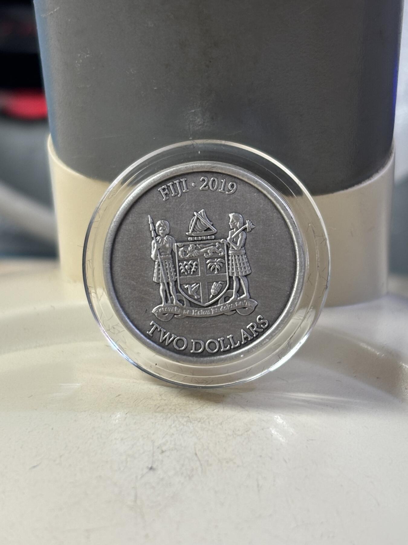 第190期拍卖 斐济2019年2元镶蓝宝石仿古加厚银币 雅典娜的猫头鹰 925银15.5克 发行量：5000 盒证全