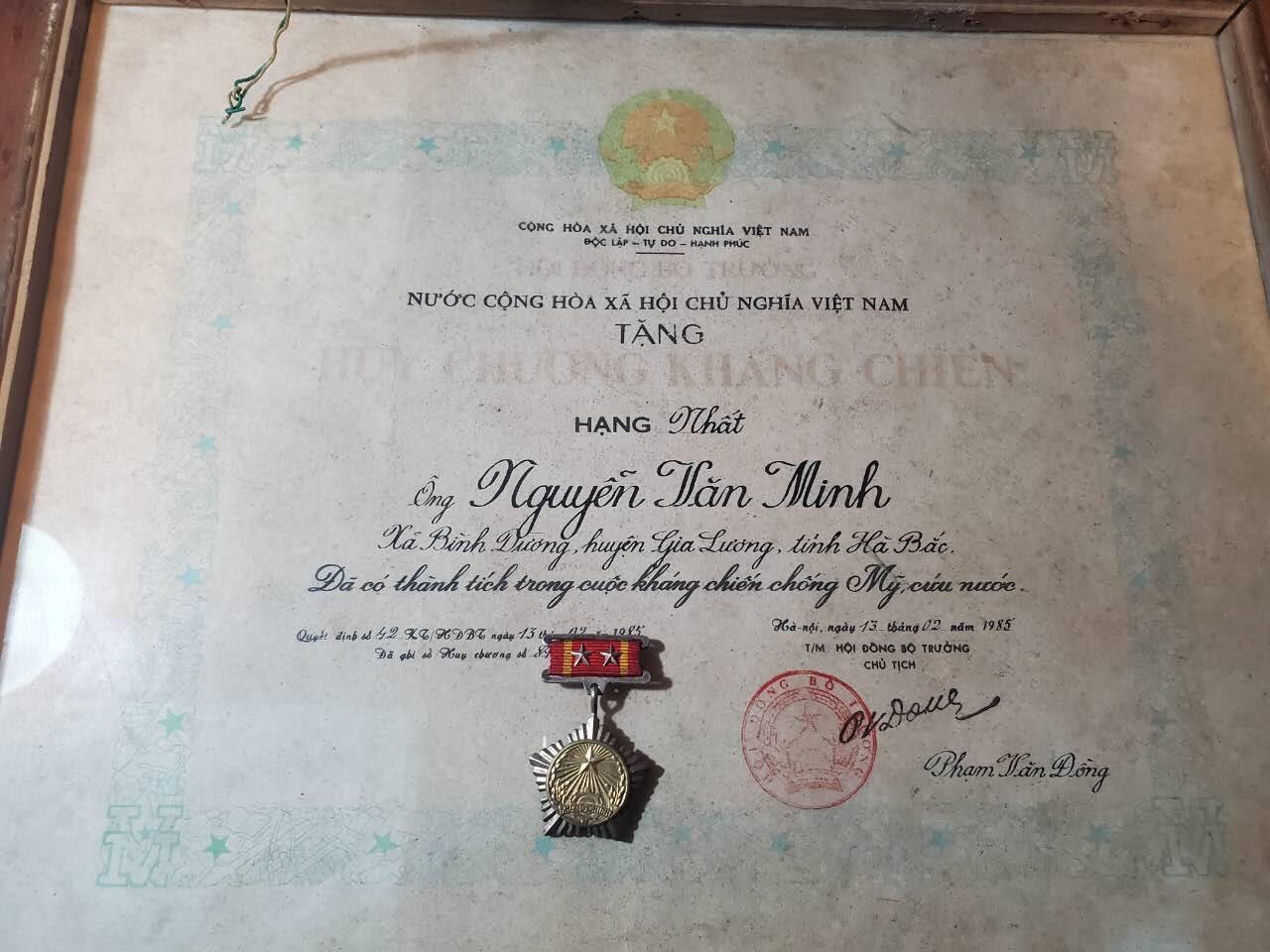 韵星假日军品类拍卖第三十九期暨默多克中校夫妇专场 -- Rimey Holidays Militaria Auction 39 & The Modoks Collection  越南社会主义共和国一级抗战奖章带大证书 品相非常好越战事迹 证书非常大 一级很少见 带原框无损 章为白铜镀金版本 非后期铝