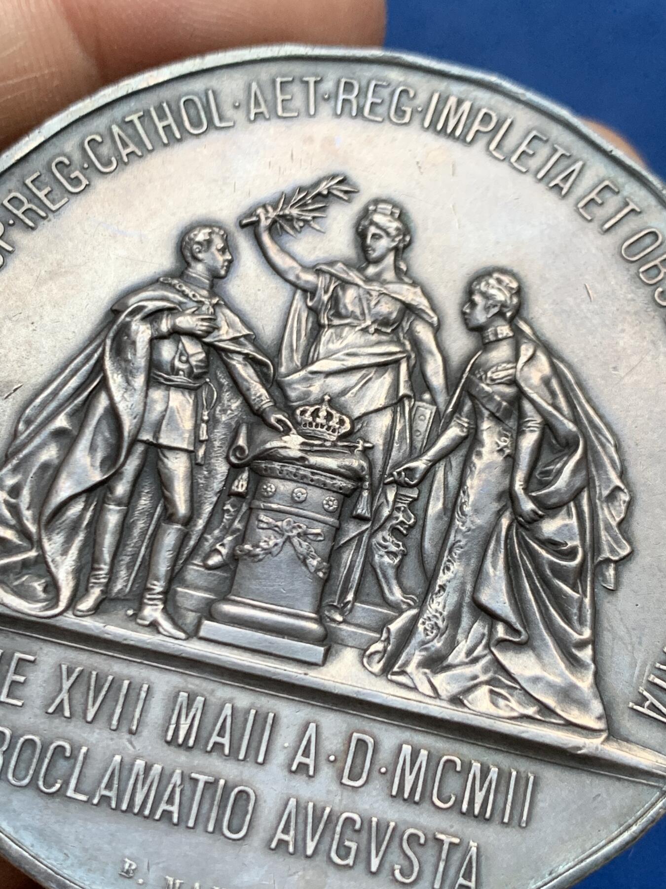 《竞宝斋》第465场 周日，周一，周二，3场连拍 （全场包邮）欢迎送拍 西班牙B.MAURA 1902年阿方索十三世头像天主教银章，108.1克，59.8mm，边有磕