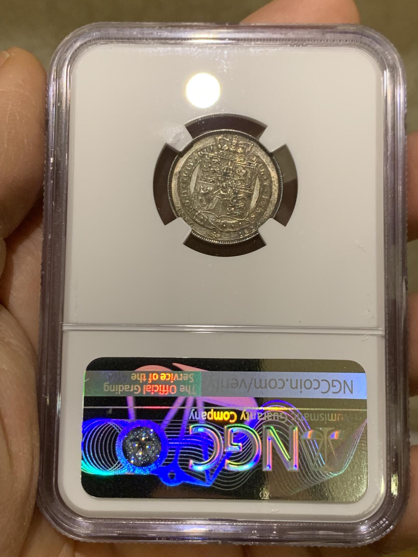 《竞宝斋》第464场 周日，周一，周二，3场连拍 （全场包邮）欢迎送拍 NGC MS62 英国1824年乔治四世国王6便士银币，铸造于英国皇家造币厂，正面有明显的镜面感以及蓝调包浆，非常漂亮，背面灰色包浆，细节完整。整体非常舒服。