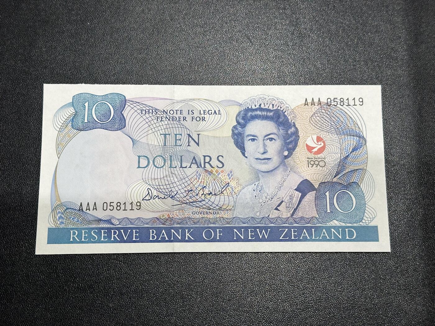 《外钞收藏家》第六百零八期（精选场）（本平台长期征集拍品、欢迎藏友们联系合作） 1990年新西兰10元 AA冠 无47靓号 全新UNC 边裁剪不太好 信封已拆开