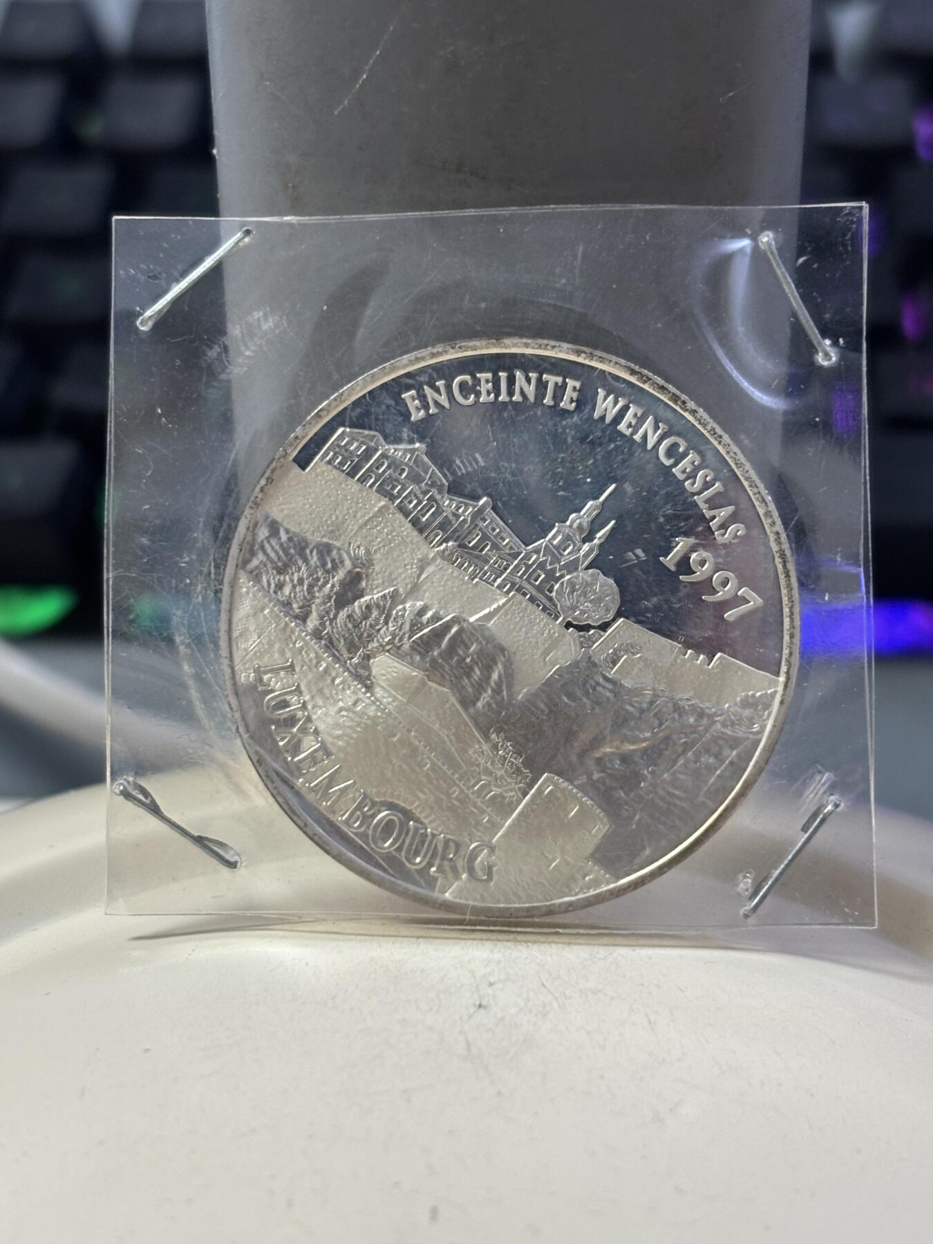 第190期拍卖 法国1997年100法郎/15欧元双面值精制银币 欧洲著名地表-卢森堡瓦茨拉夫城墙 22.2克900银 发行量：2万 带证