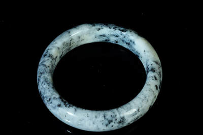 上海都达杂项专场四十七【全场包邮】  天然和田玉点墨青花手镯90-54