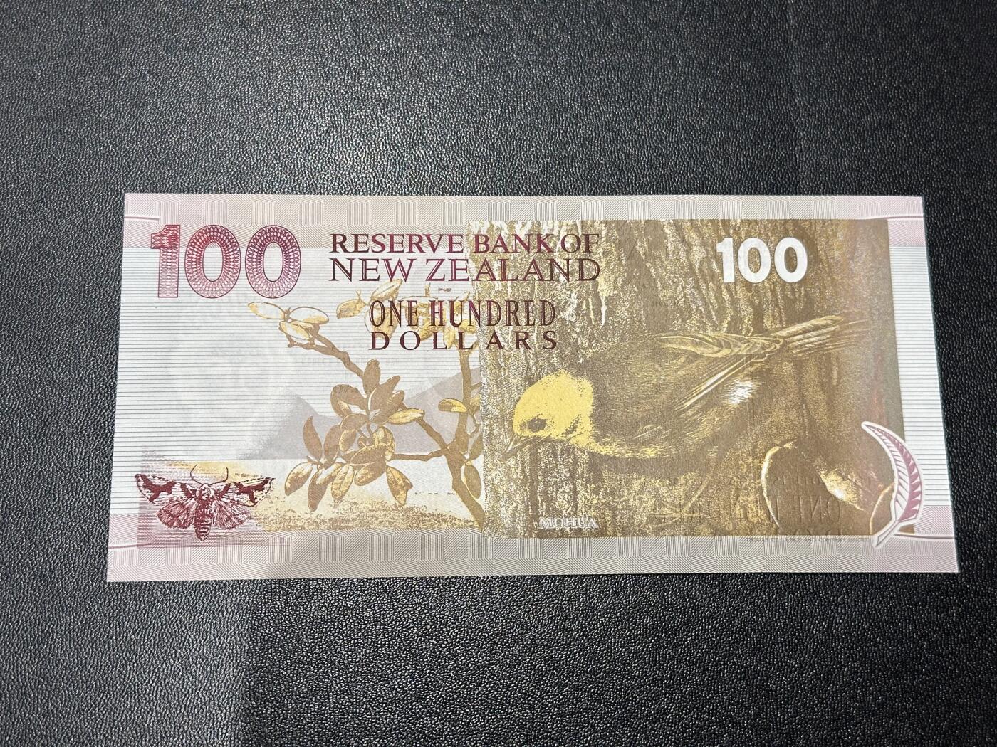 《外钞收藏家》第六百零八期（精选场）（本平台长期征集拍品、欢迎藏友们联系合作） 新西兰纸币版100元 AA冠 无47 全新UNC 数三 尾8