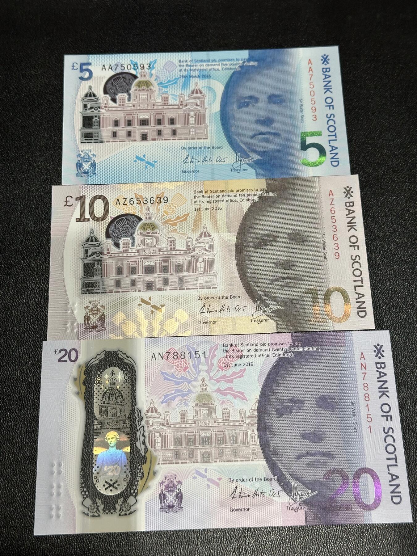 《外钞收藏家》第六百零八期（精选场）（本平台长期征集拍品、欢迎藏友们联系合作） 苏格兰5、10、20镑3张一起 全新UNC 5镑是AA冠
