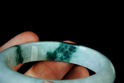 上海都达杂项专场四十七【全场包邮】  天然冰绿种翡翠（A货）贵妃手镯 附鉴定证书