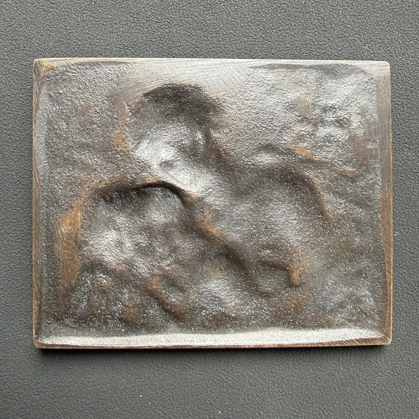 「木头集藏」“ 新岁撷珍”——章牌精品专场！ E. HANNAUX～1898年法国 拥抱的情侣 新艺术浇铸大铜章， 尺寸：: 94  × 74 mm ，120.3 g，法国雕刻大师埃马纽埃尔·汉诺（Emmanuel Hannaux，1855–1934）。 法国巴黎奥赛博物馆馆藏同款。  画面为一对情侣紧紧相拥，甜蜜激吻。右上角作者署名及创作时间，中文为“埃马纽埃尔·汉诺，1898年”。 少见爱情题材浇铸大铜章，唯美！