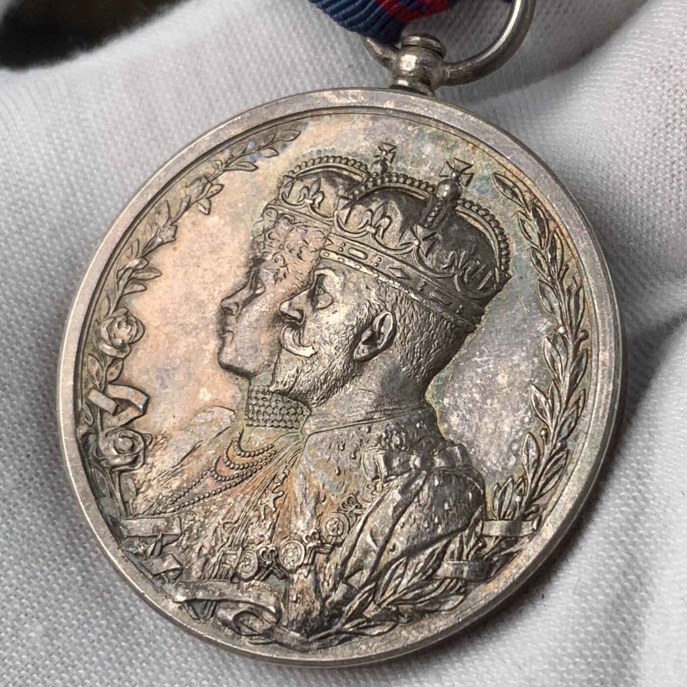 掌中浮雕-藏着的欧洲第052场 1911年英国乔治五世德里杜尔巴银制奖章，40mm，40g，1911年设立，纪念乔治五世在德里杜巴被宣布为印度皇帝，颁发量：26800枚