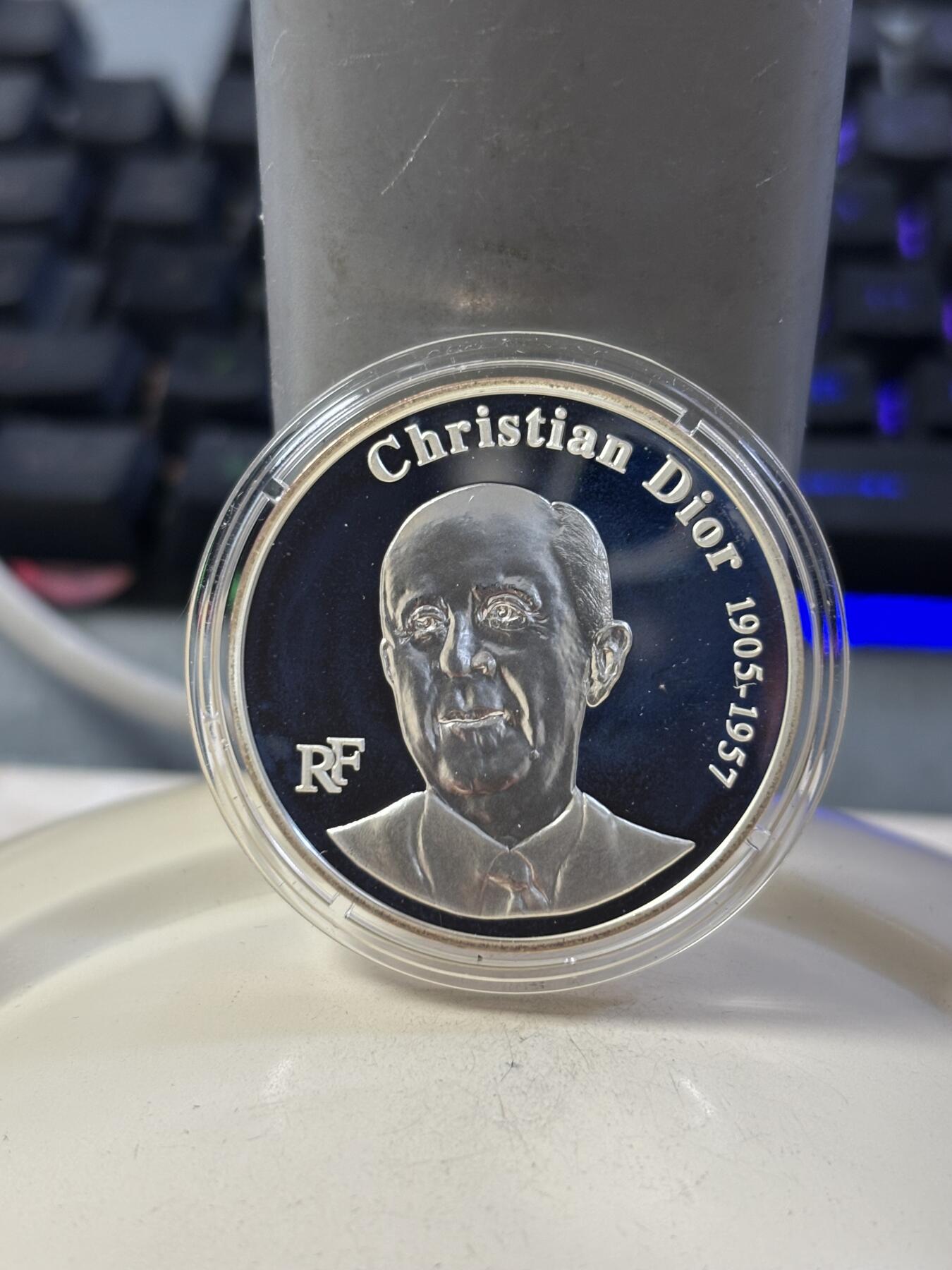 第190期拍卖 法国2007年1.5欧元精制银币 迪奥（1905-1057）逝世50周年 22.2克900银 发行量：3000 盒证全，盒子有破