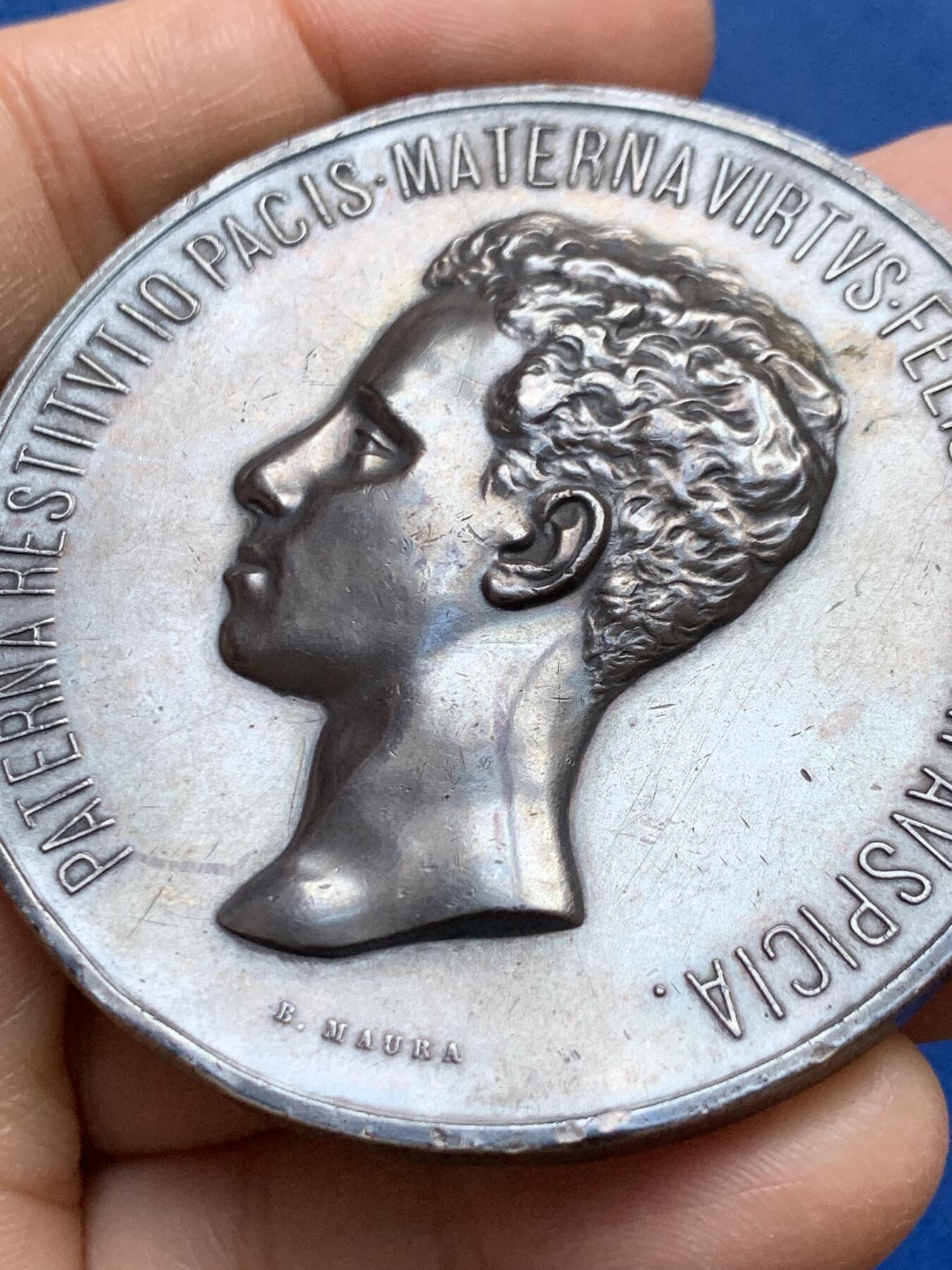 《竞宝斋》第465场 周日，周一，周二，3场连拍 （全场包邮）欢迎送拍 西班牙B.MAURA 1902年阿方索十三世头像天主教银章，108.1克，59.8mm，边有磕